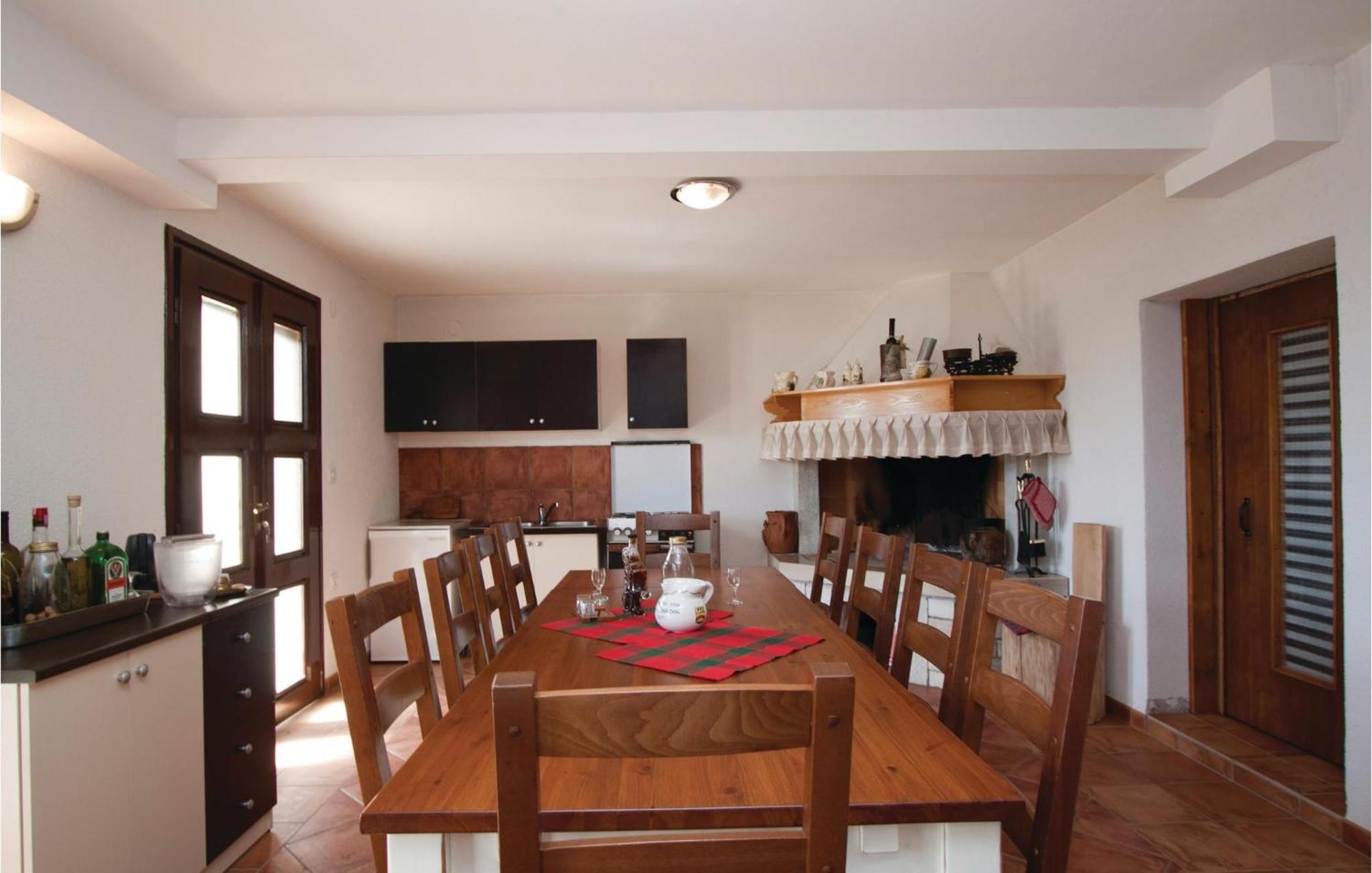 2 Bedroom Awesome Apartment In Barban Екстер'єр фото