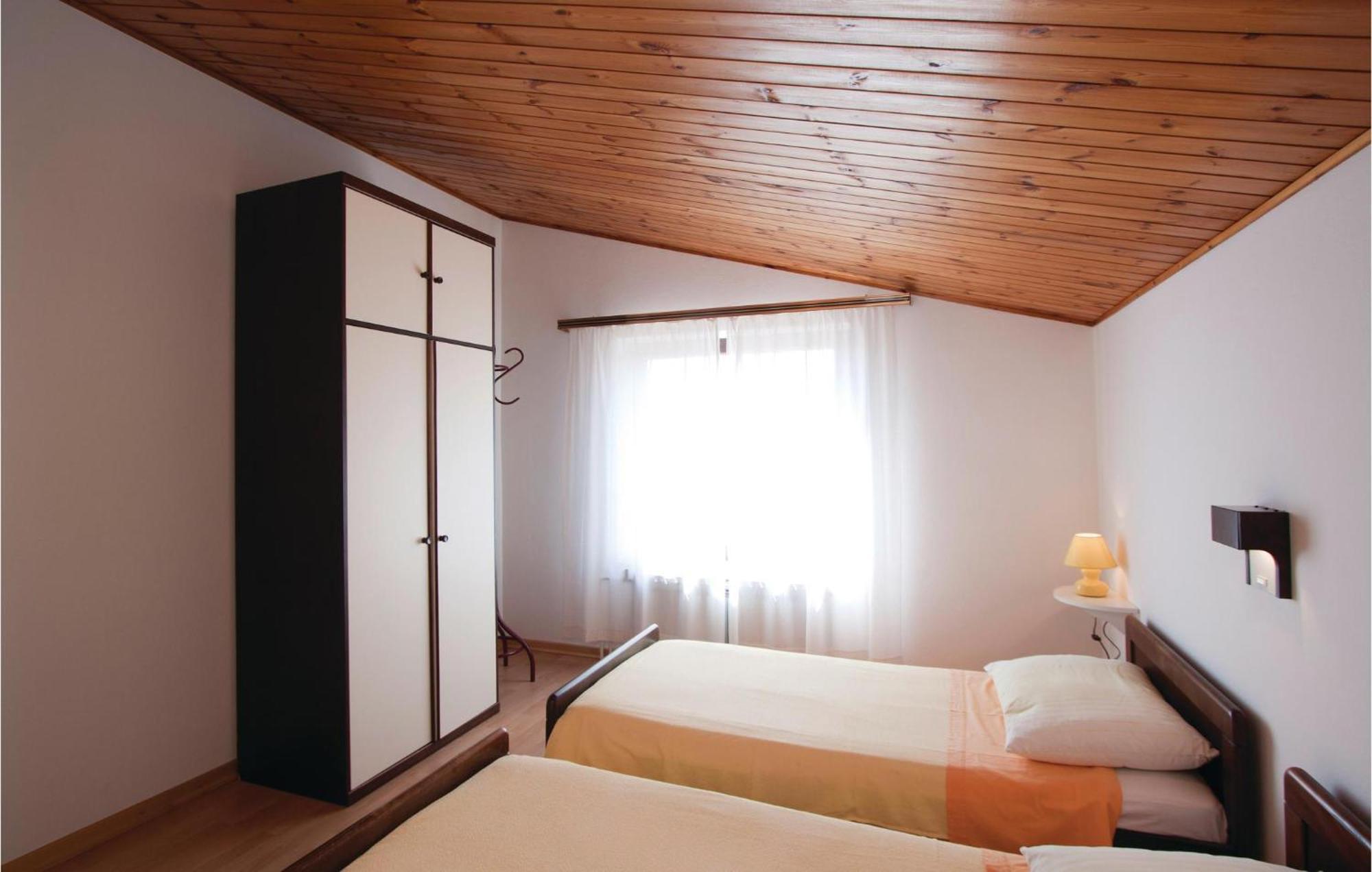 2 Bedroom Awesome Apartment In Barban Екстер'єр фото