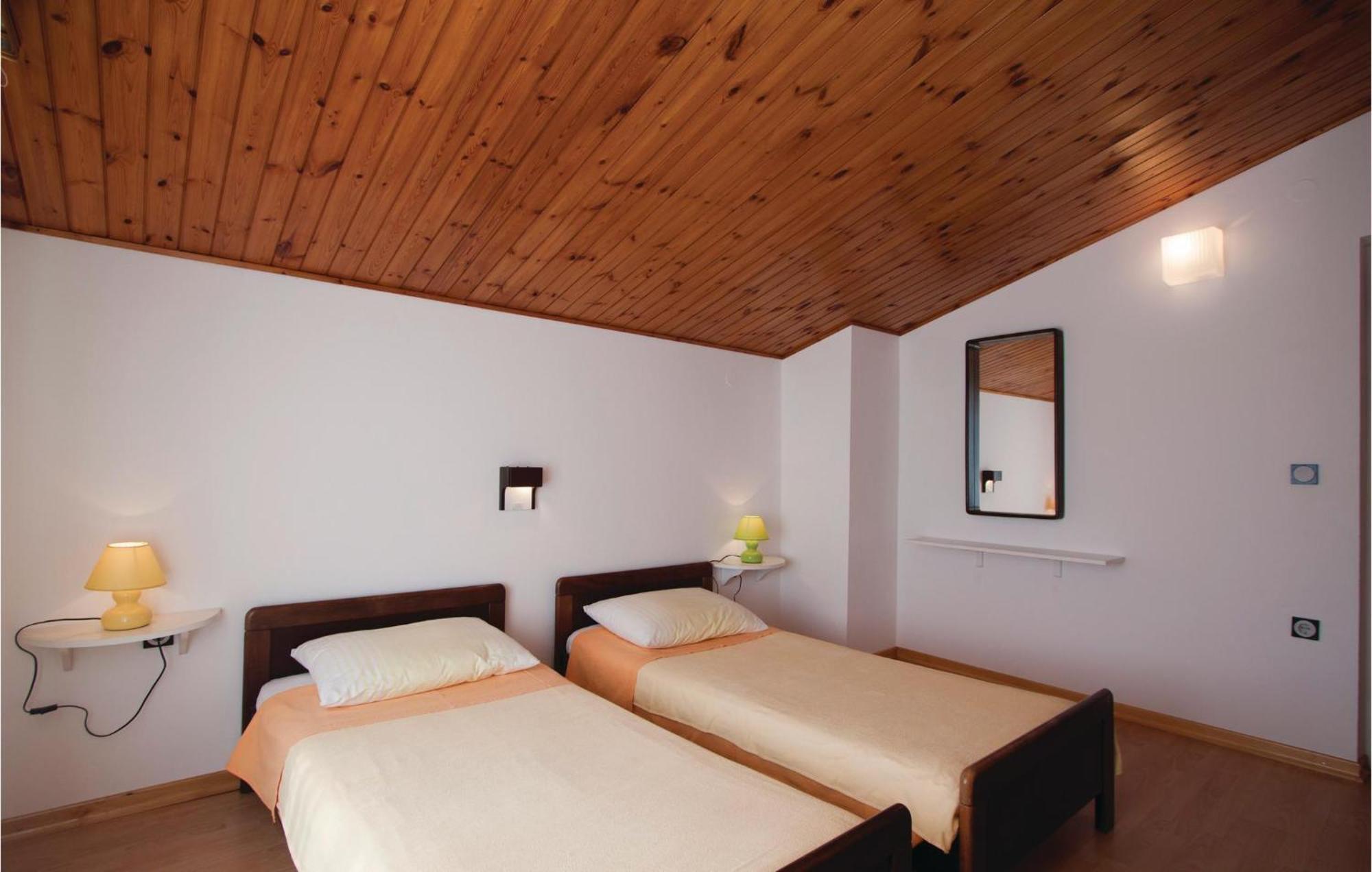 2 Bedroom Awesome Apartment In Barban Екстер'єр фото