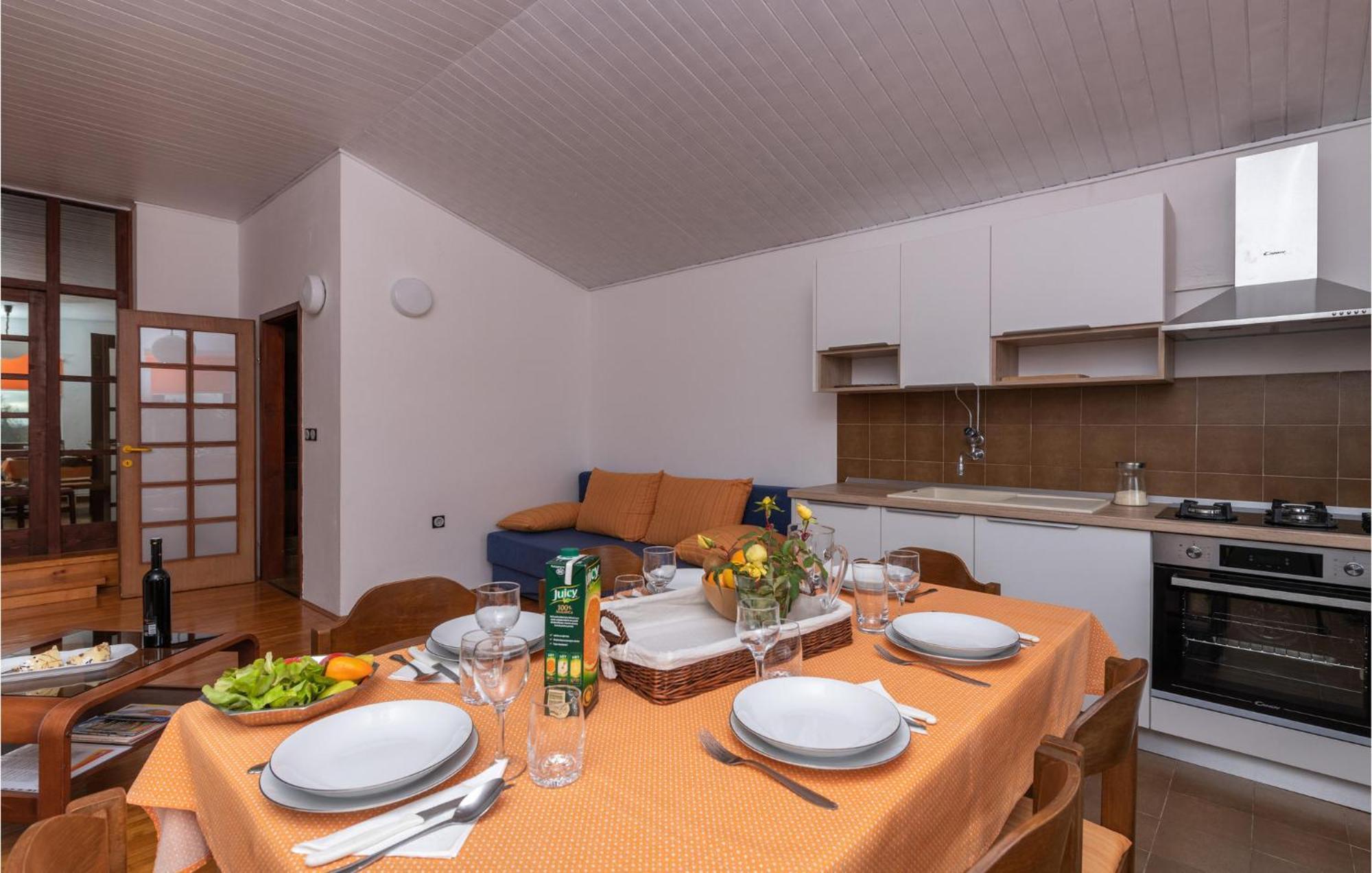 2 Bedroom Awesome Apartment In Barban Номер фото
