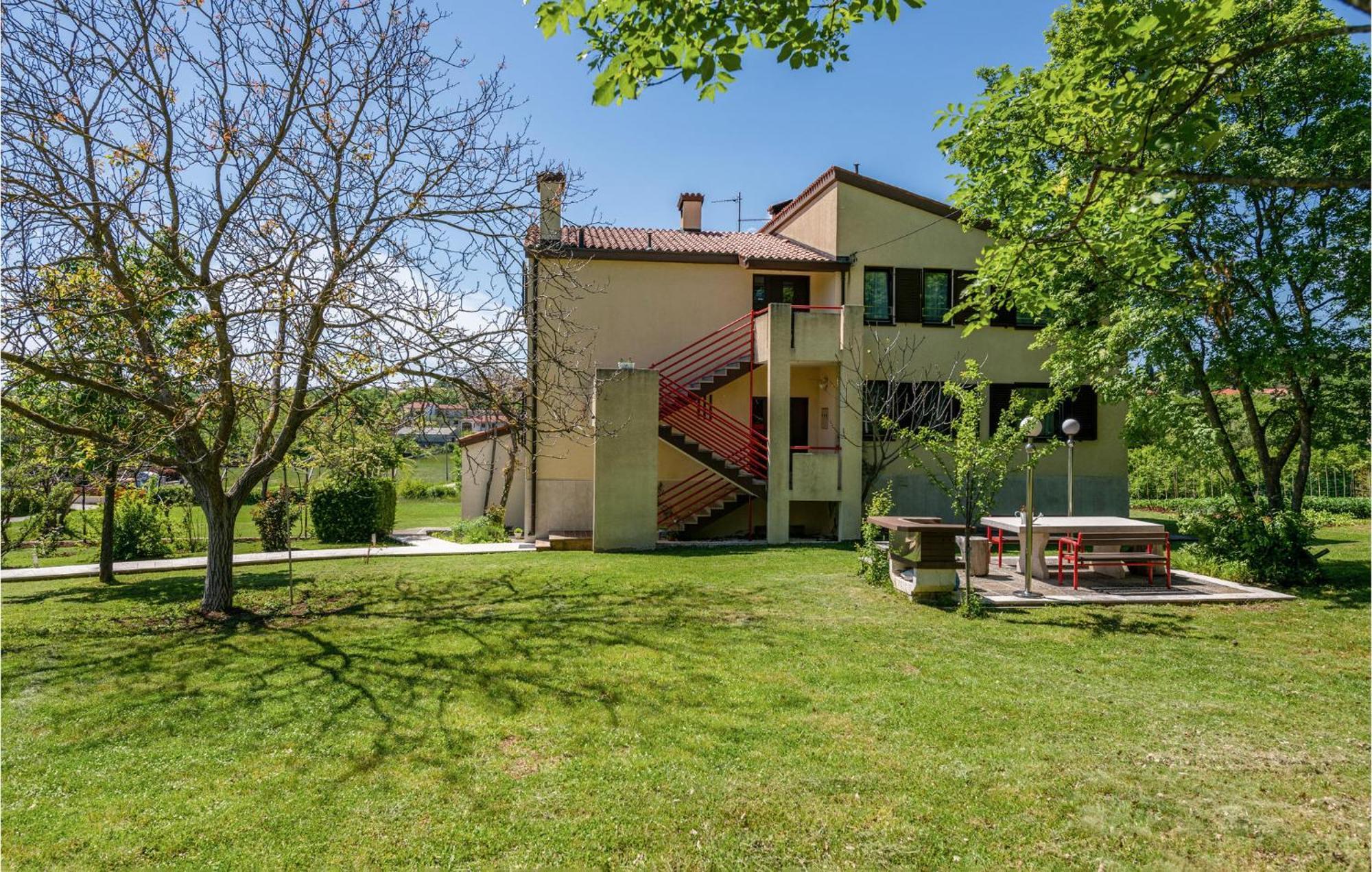 2 Bedroom Awesome Apartment In Barban Екстер'єр фото
